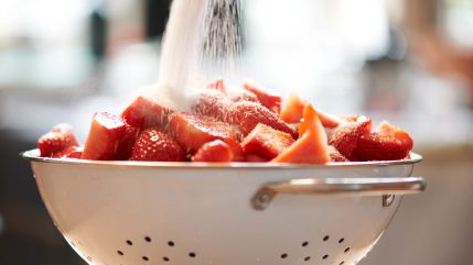 Food Fotograf Düsseldorf frische Erdbeeren mit Zucker