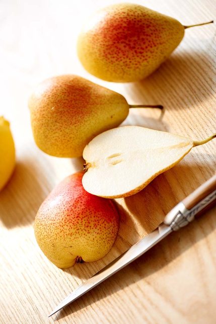 Food Fotograf Düsseldorf frische Birnen mit Messer